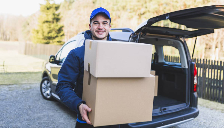 Kargo teslimatı yapan kurye görseli