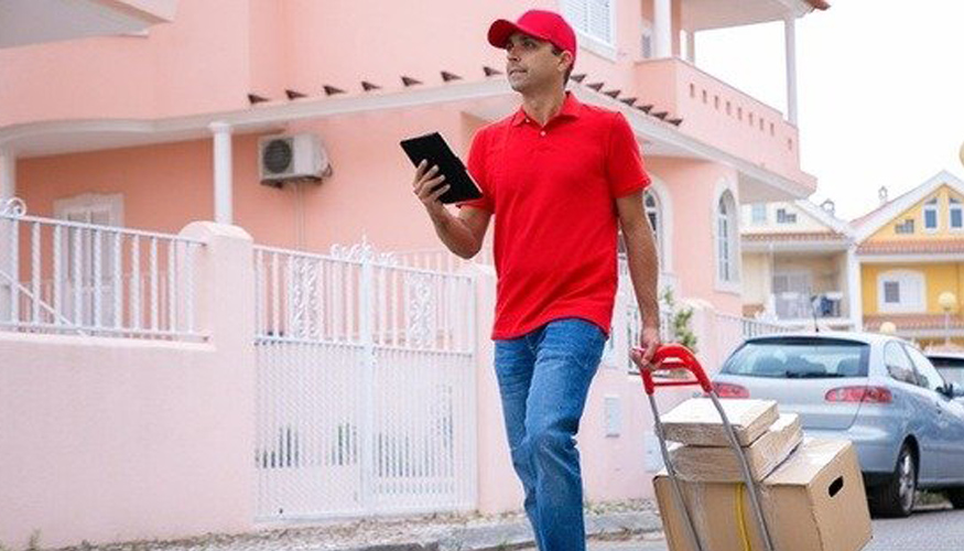 Kargo teslimatı yapan kurye görseli