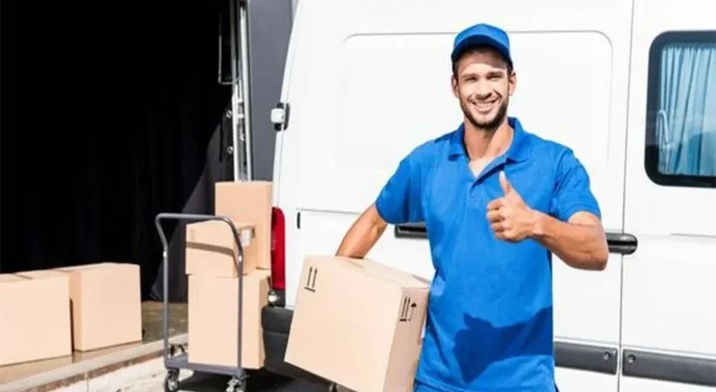 Teslimat yapan kurye görseli